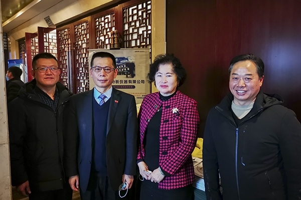中國鑄造協(xié)會秘書長張志勇，天津鑄鍛行業(yè)協(xié)會秘書長王繼英蒞臨創(chuàng)想儀器展位前參觀指導